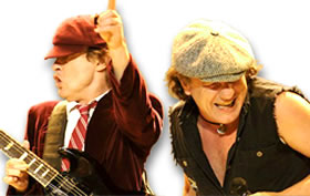 Brian Johnson von ACDC trägt seinen charakteristischen Kettenanhänger und Angus Young in seiner Schuljungenuniform