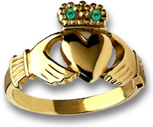 Goldener Claddagh-Ring mit Smaragd-Akzenten