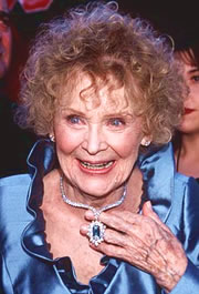 Gloria Stuart trägt die blaue Diamantkette von Harry Winston