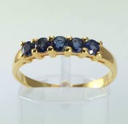 Goldring mit blauem Saphir