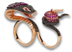 „Temptation of Eve“-Zweifingerring mit schwarzem Diamant und Rubin von Stephen Webster