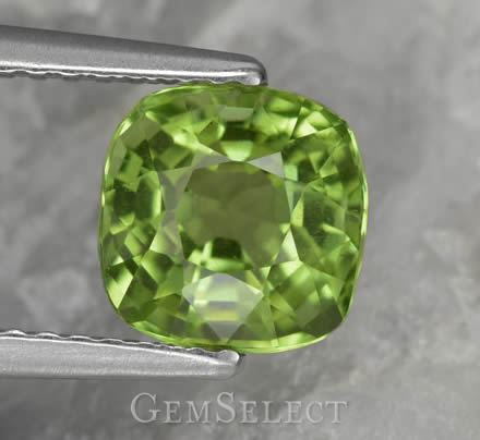Peridot-Edelstein im Kissenschliff