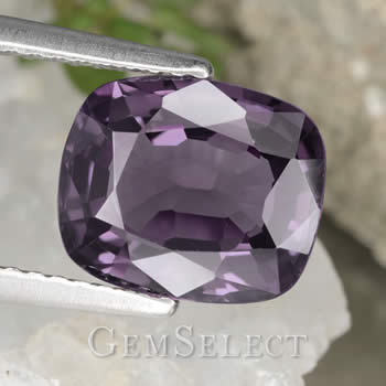 Kissenförmiger violetter Spinell-Edelstein