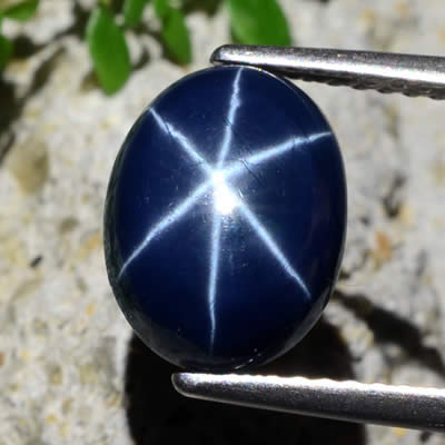 Zerstreuter blauer Sternsaphir-Cabochon