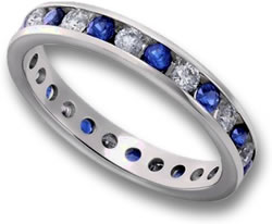 Kanalgefasster Ewigkeitsring mit blauem Saphir und Diamant