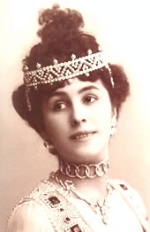 Mathilda Kschessinska trägt Diamanten und Perlen