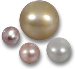 Weiße, rosa und goldene Perlen