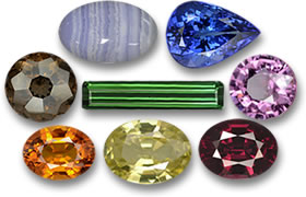 Im Uhrzeigersinn von oben links: Achat, Tansanit, Spinell, Rhodolith, Mali-Granat, Saphir, Rauchquarz und Turmalin