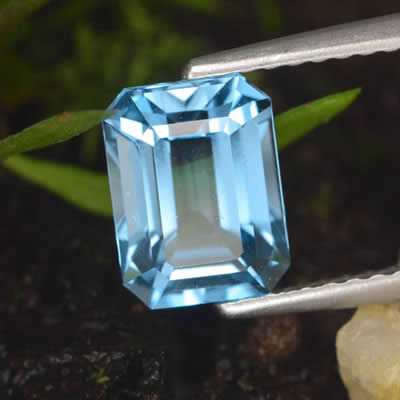 Achteckiger, stufenförmiger Schweizer Blautopas-Edelstein
