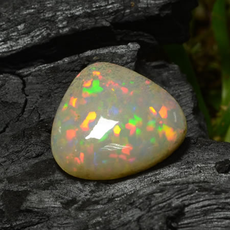 Solider Opal-Cabochon aus Äthiopien