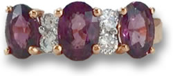 Ring aus Roségold, Rhodolith-Granat und weißem Saphir