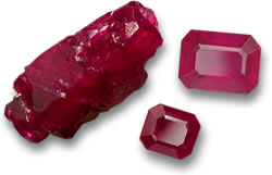 Rohe und facettierte Rubin-Edelsteine