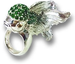 Silberner Cocktailring im Fischdesign mit Tsavorit- und Spessartin-Granat-Edelsteinen