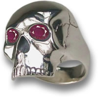 Silberner Totenkopfring mit Rubinaugen