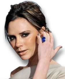 Victoria Beckham präsentiert einen großen blauen Saphirring