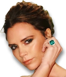 Victoria Beckham trägt einen Smaragd-Halo-Ring