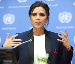 Victoria Beckham als UNAIDS-Botschafterin des guten Willens, trägt einen gelben Diamantring im Smaragdschliff