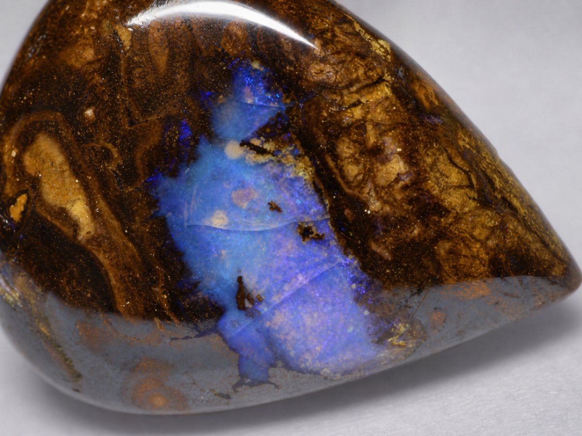 Nahaufnahme von natürlichen australischen Opal-Edelsteinen