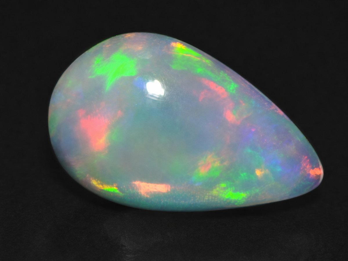 Nahaufnahme von natürlichen australischen Opal-Edelsteinen