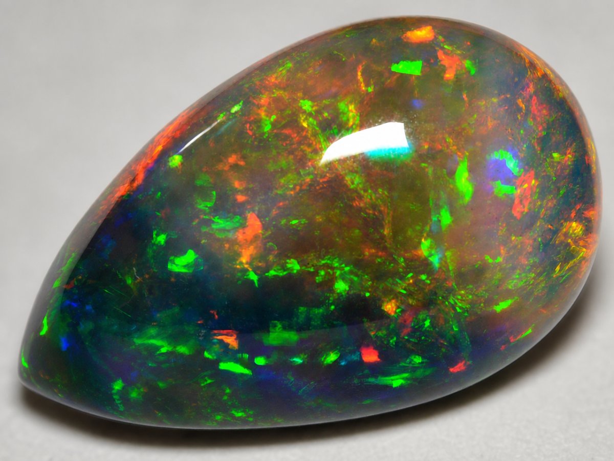 Nahaufnahme von natürlichen schwarzen Opal-Edelsteinen