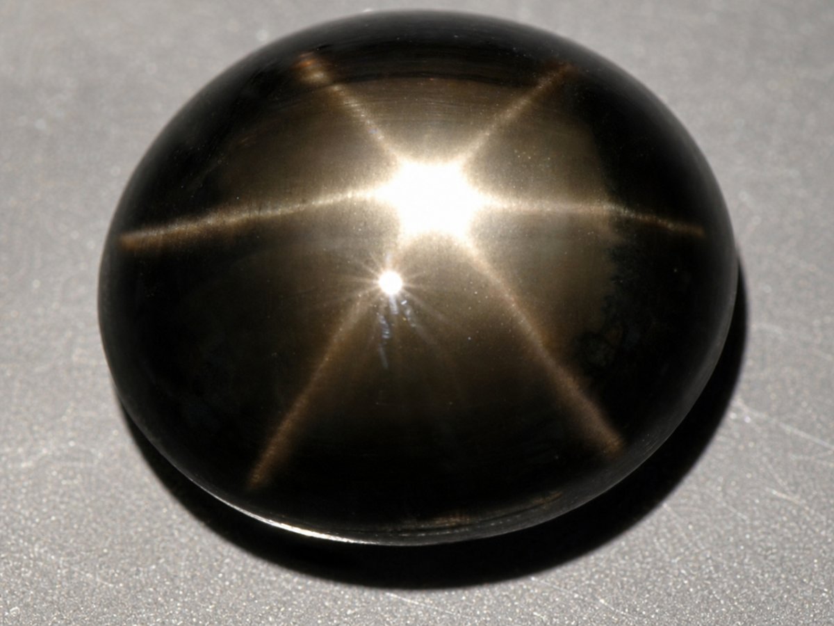 Nahaufnahme von natürlichen schwarzen Sternsaphir-Edelsteinen