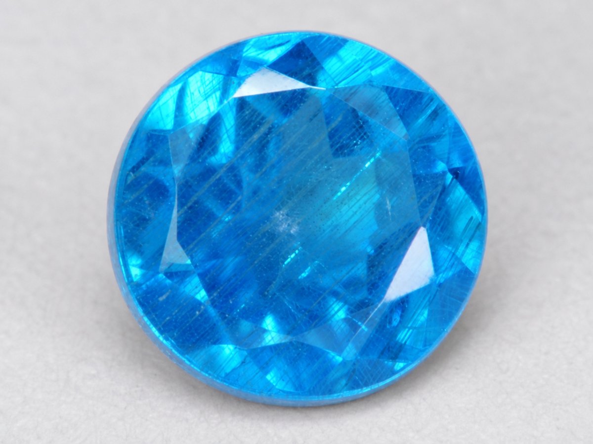 Nahaufnahme von natürlichen blauen Apatit-Edelsteinen