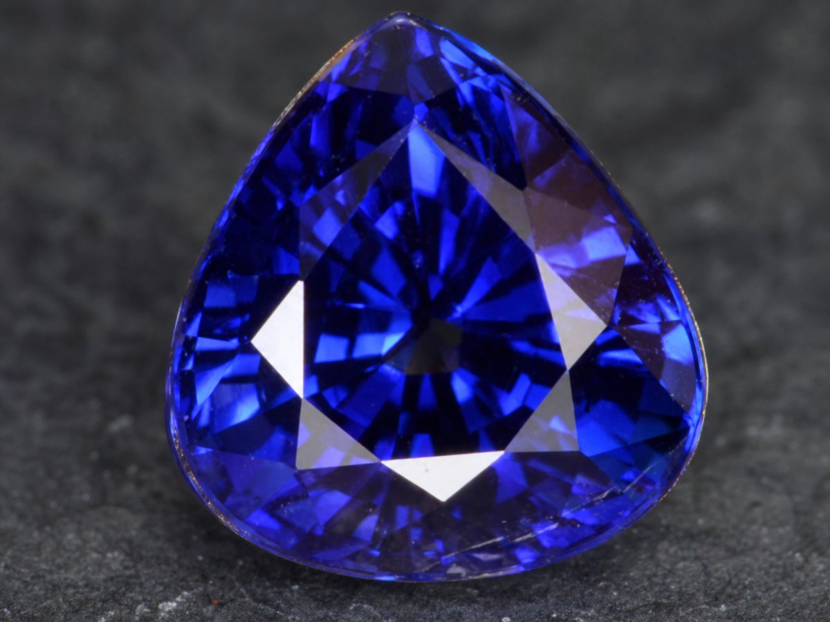 Nahaufnahme von natürlichen blauen Saphiren