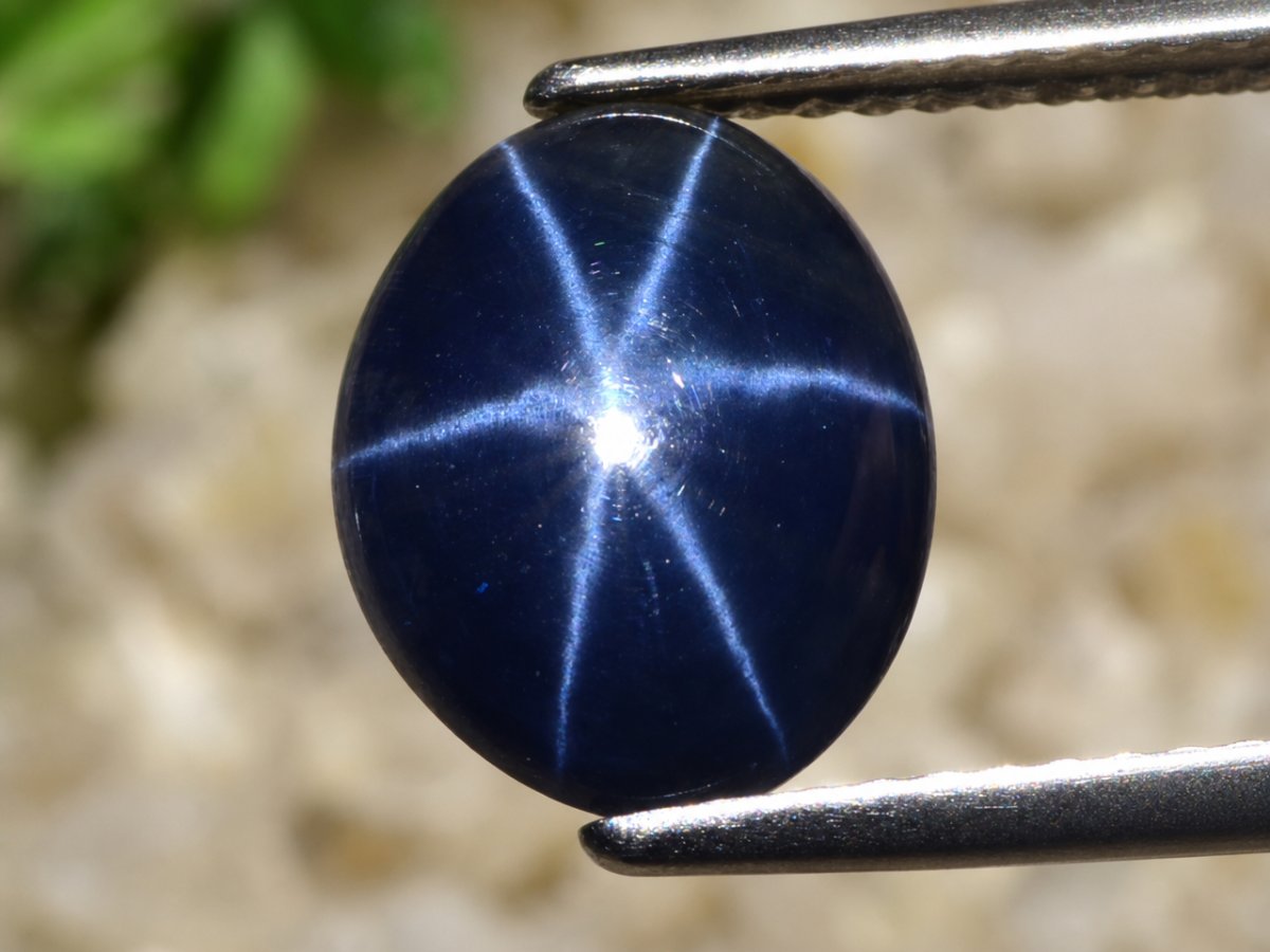 Nahaufnahme von natürlichen blauen Sternsaphir-Edelsteinen