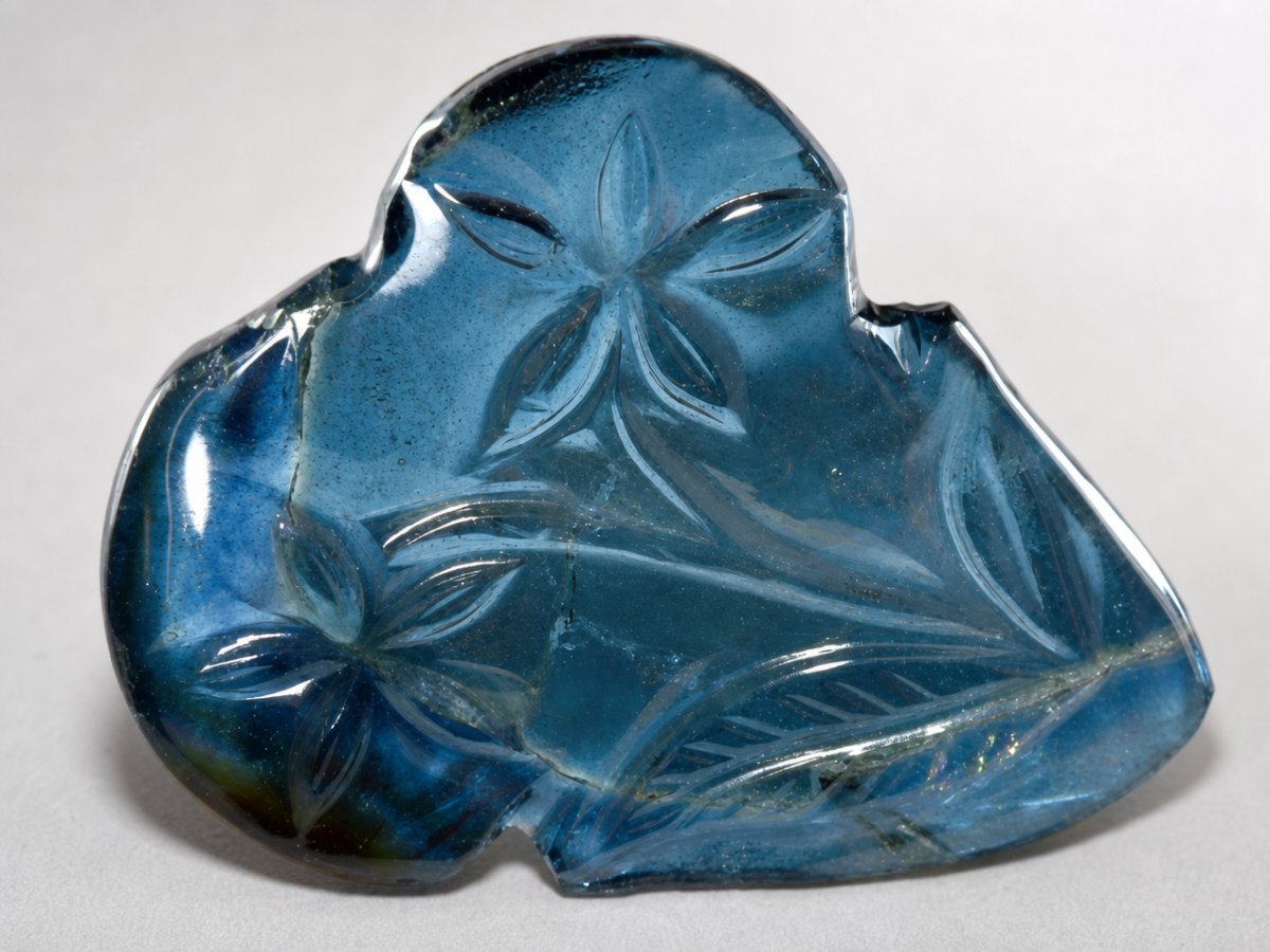 Nahaufnahme von natürlichen blauen Turmalin-Edelsteinen