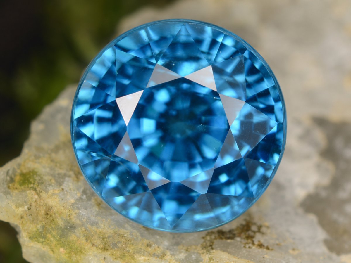 Nahaufnahme von natürlichen blauen Zirkon-Edelsteinen