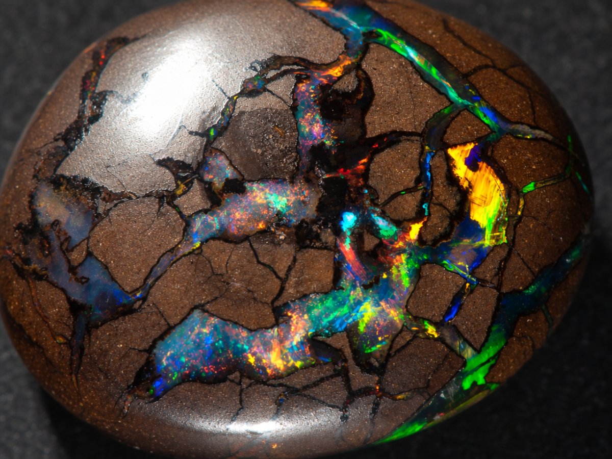 Nahaufnahme von natürlichen Boulder-Opal-Edelsteinen