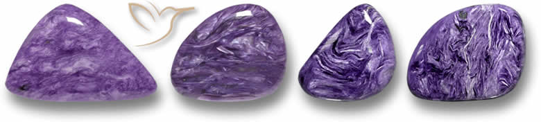 Seltsam geformte Charoit-Edelsteine