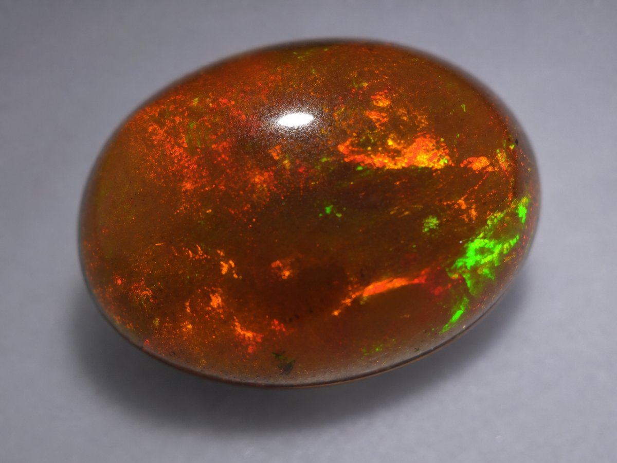 Nahaufnahme von natürlichen Schokoladenopal-Edelsteinen