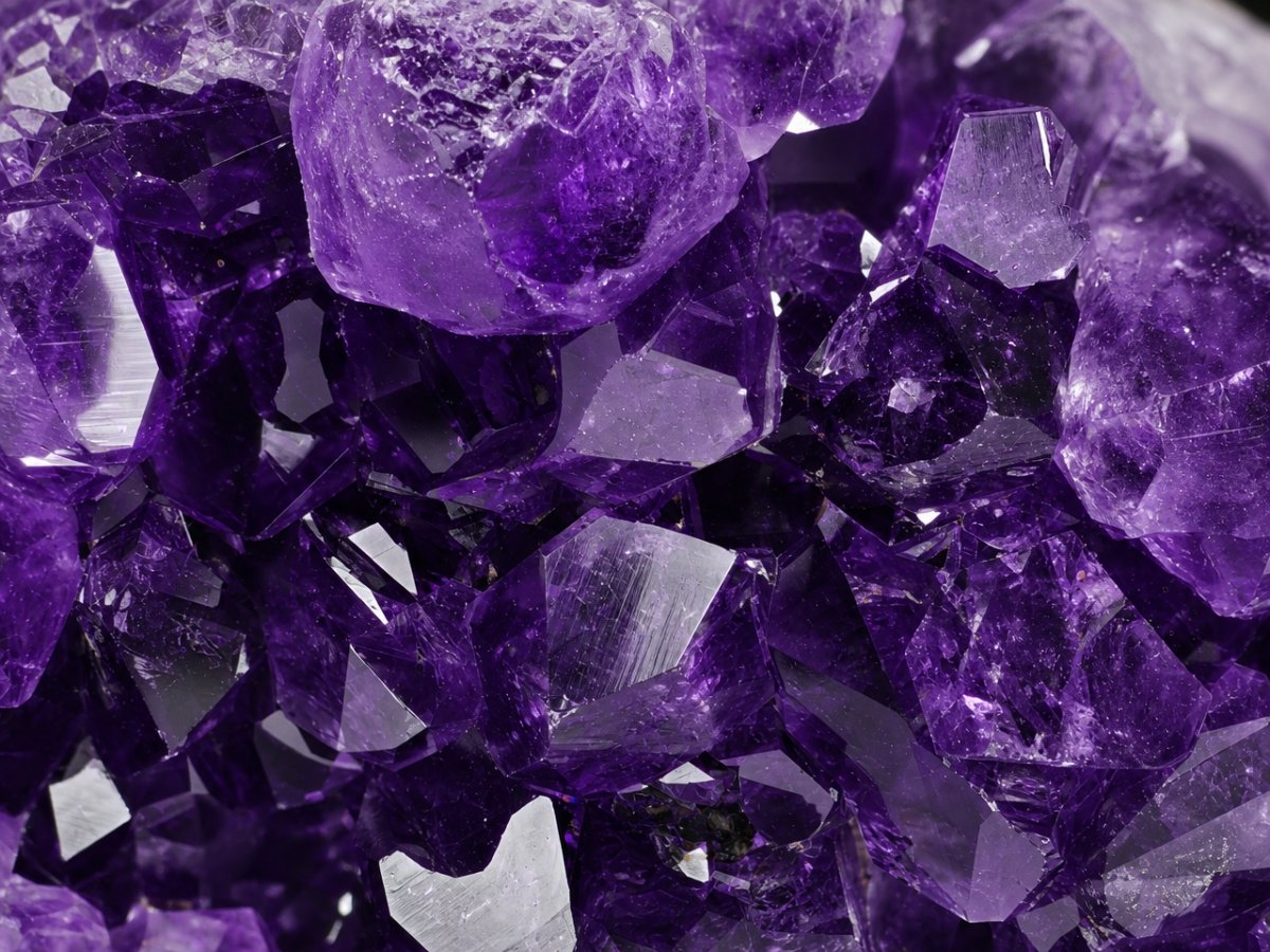 Nahaufnahme von natürlichen Druzy-Amethyst-Edelsteinen