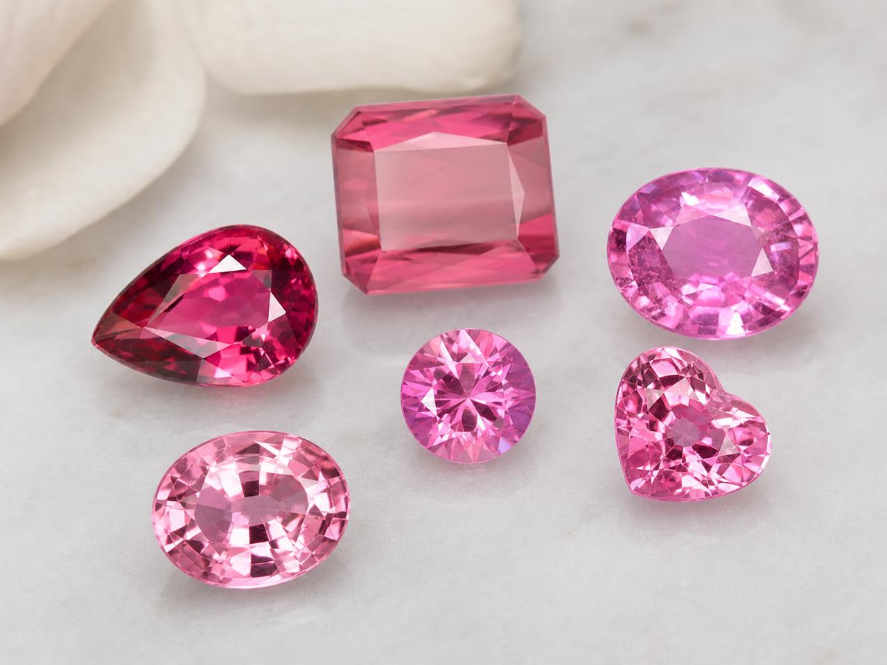 Lose, haltbare rosa Edelsteine in verschiedenen Schmuckformen