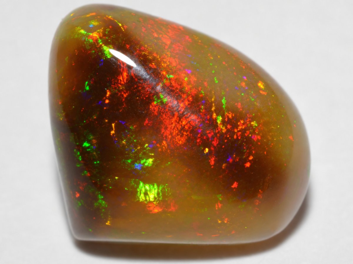 Nahaufnahme von natürlichen äthiopischen Opal-Edelsteinen