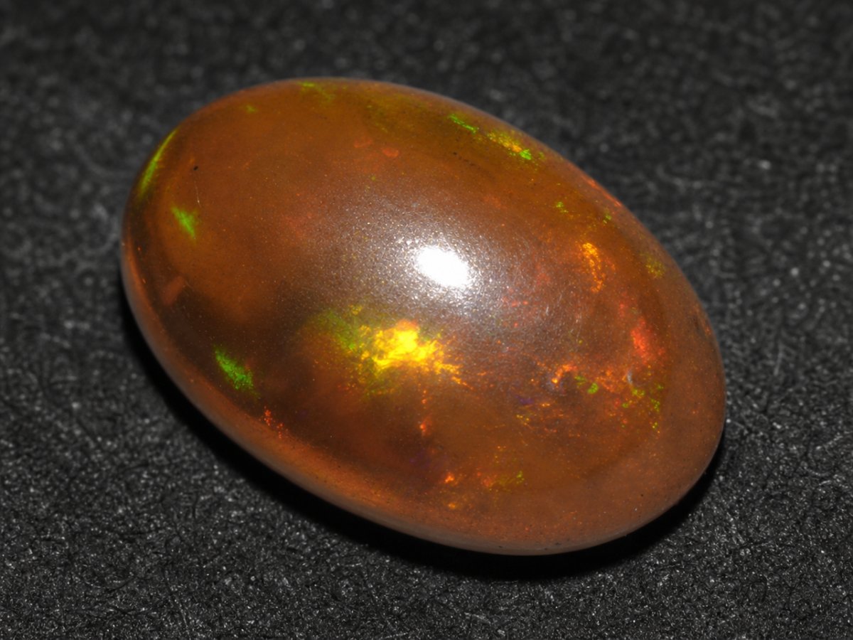 Nahaufnahme von natürlichen äthiopischen Opal-Edelsteinen