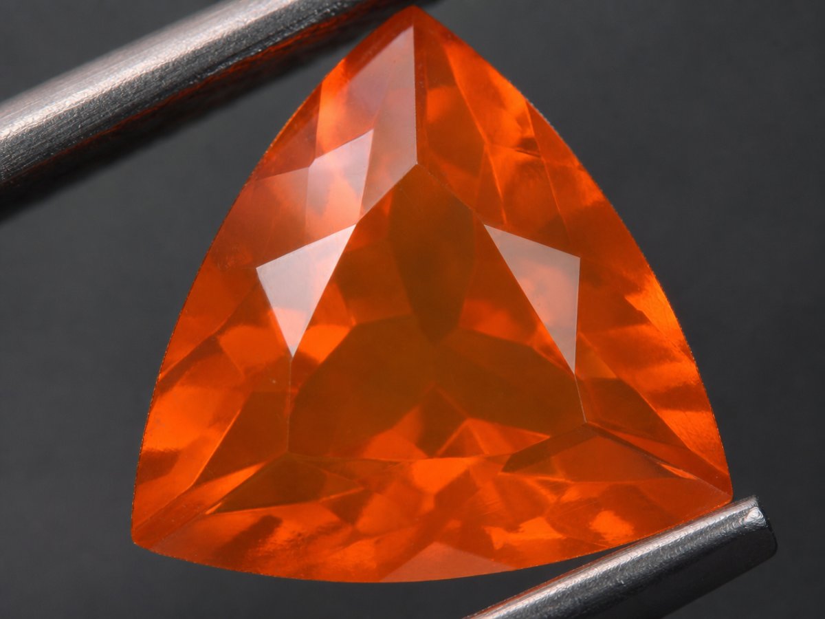 Nahaufnahme von natürlichen Feueropal-Edelsteinen