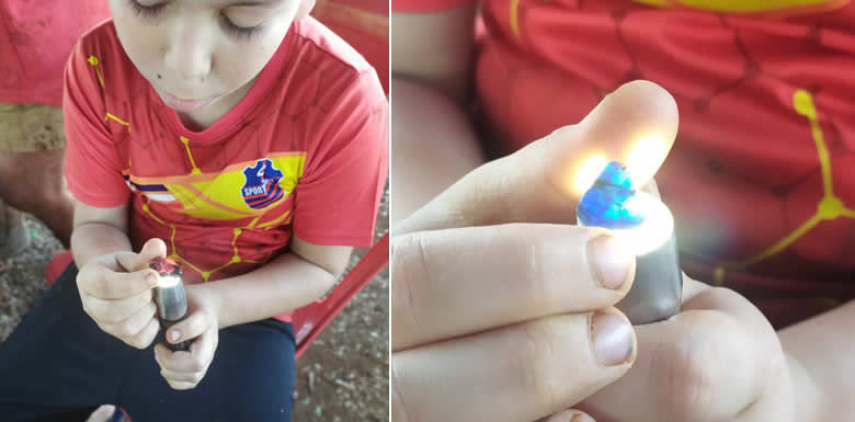Rohe Edelsteine mit Taschenlampe betrachten