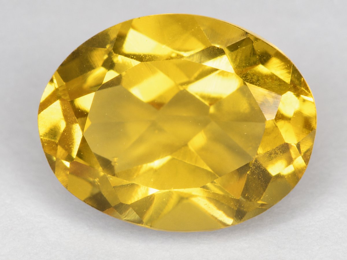 Nahaufnahme von natürlichen Goldberyll-Edelsteinen