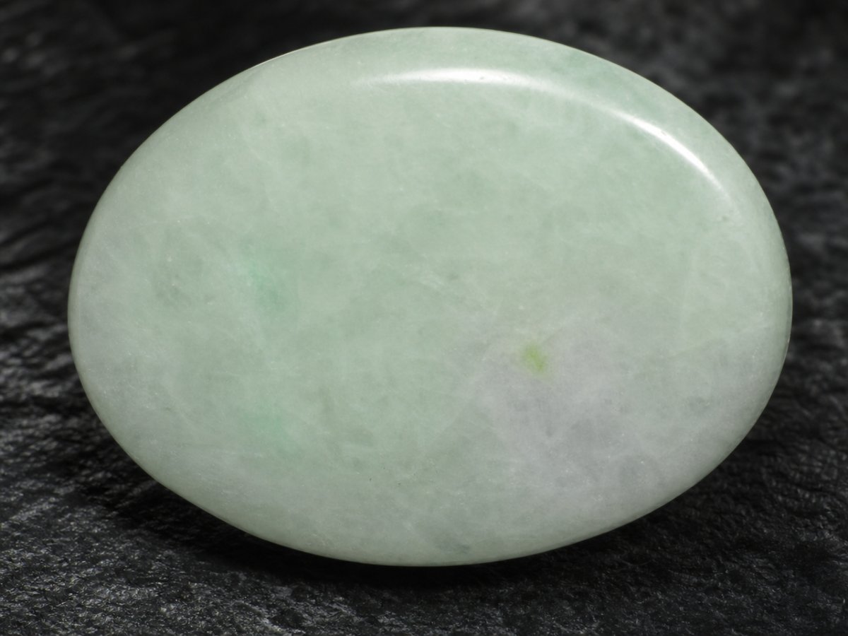 Nahaufnahme von natürlichen Jadeit-Edelsteinen