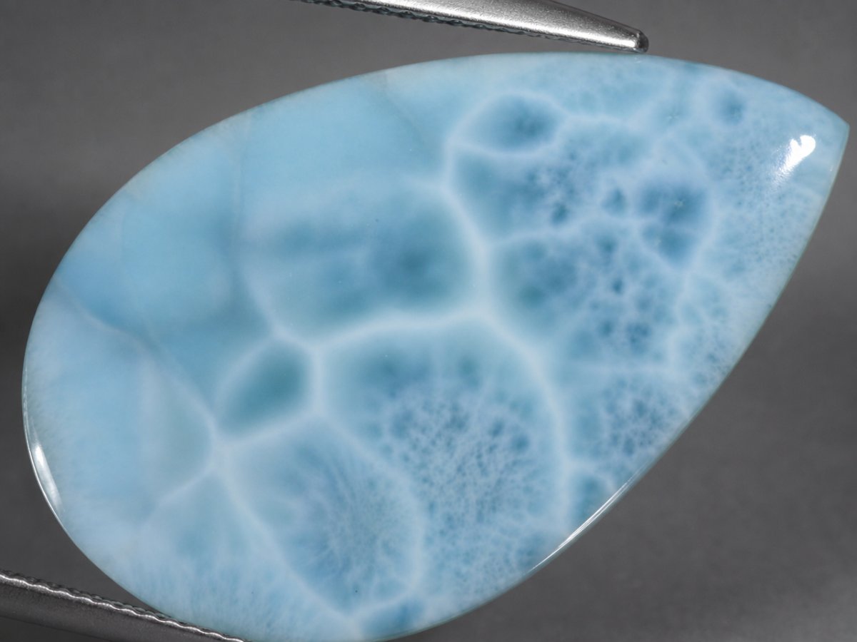 Nahaufnahme von natürlichen Larimar-Edelsteinen