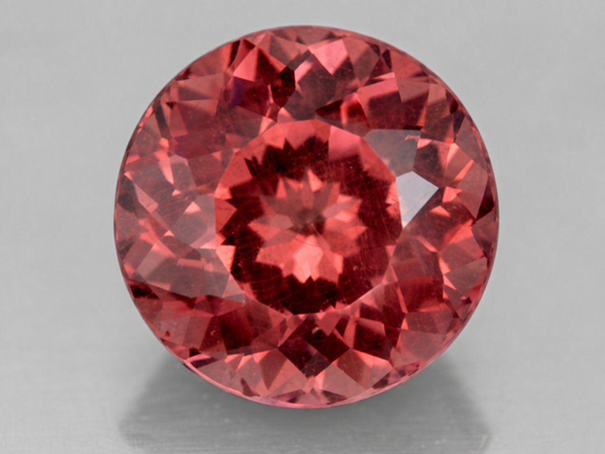 Nahaufnahme von natürlichen Malaya-Granat-Edelsteinen