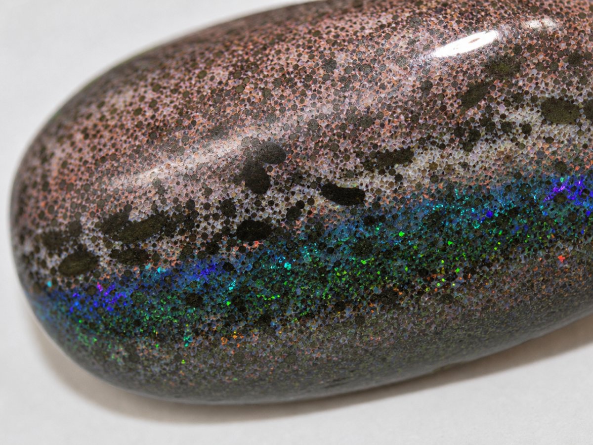 Nahaufnahme von natürlichen Matrix-Opal-Edelsteinen