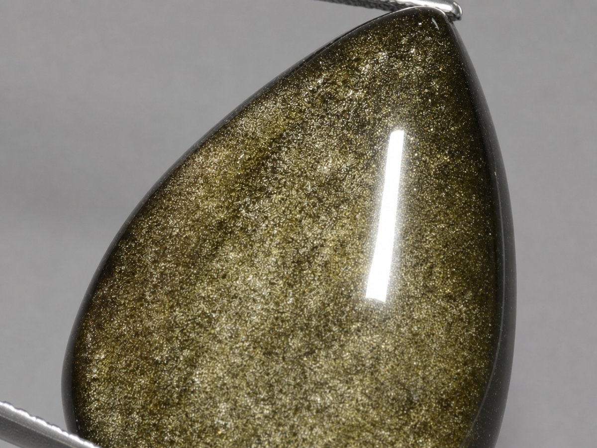 Nahaufnahme von natürlichen Obsidian-Edelsteinen