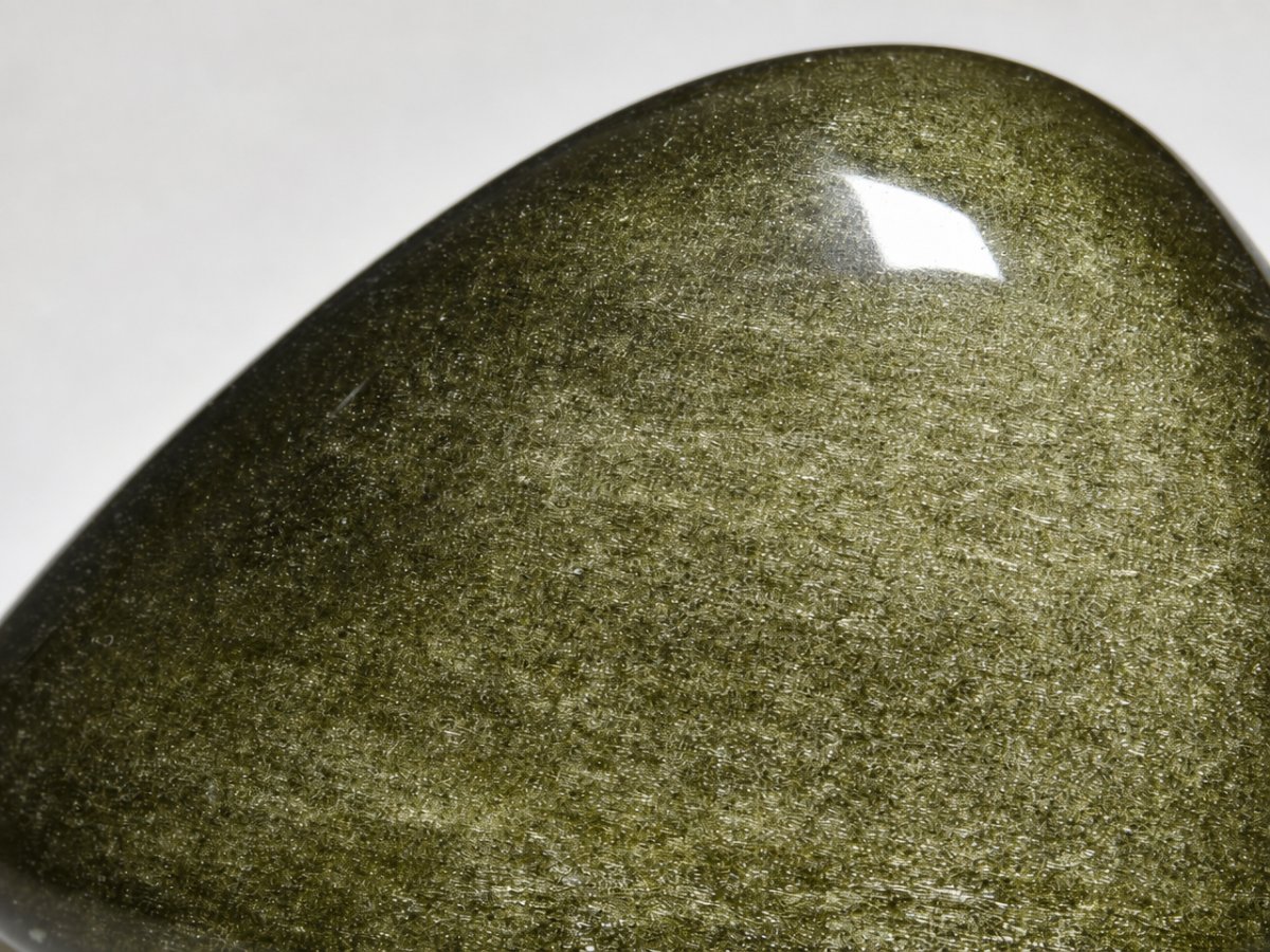 Nahaufnahme von natürlichen Obsidian-Edelsteinen