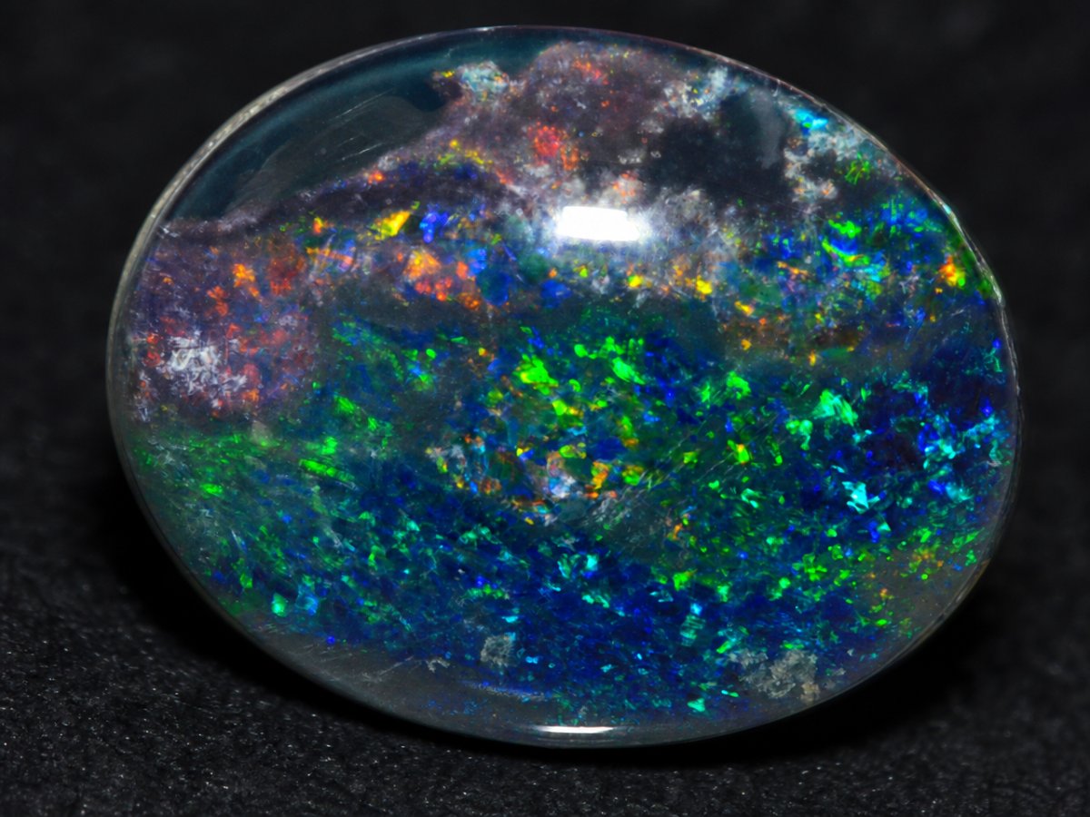 Nahaufnahme von natürlichen Opal-Triplett-Edelsteinen