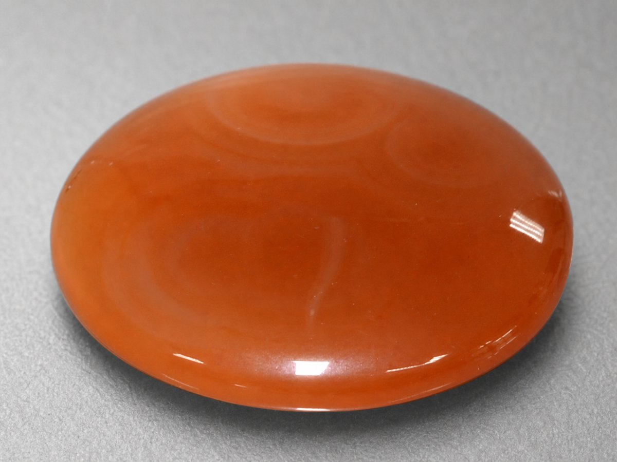 Nahaufnahme von natürlichen orangefarbenen Achat-Edelsteinen