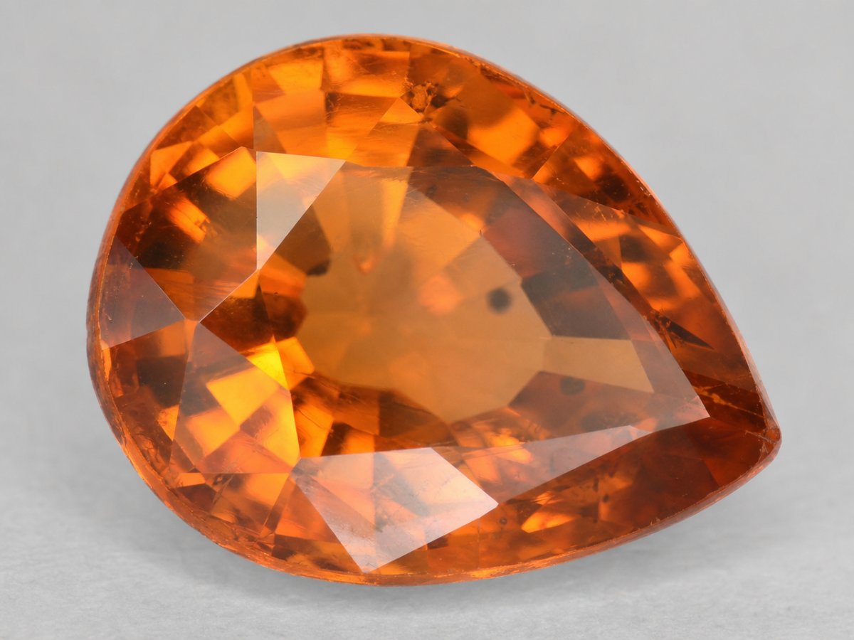 Nahaufnahme von natürlichen orangefarbenen Saphiren
