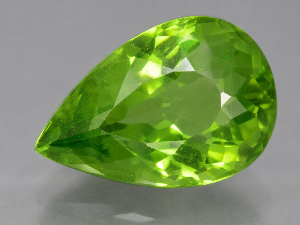 Nahaufnahme von natürlichen Peridot-Edelsteinen